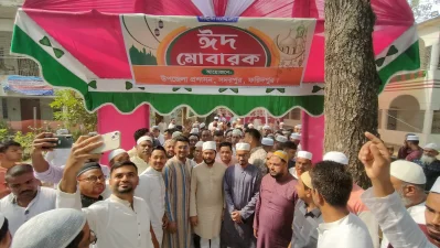 মুসল্লিদের সঙ্গে ঈদের শুভেচ্ছা বিনিময় করছেন নিক্সন চৌধুরী। ছবি: ইত্তেফাক