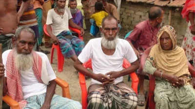সাতক্ষীরায় গ্রামের বাড়িতে ফিরে আসা রফিকুল ইসলাম (মাঝে) | ছবি: সংগৃহীত 