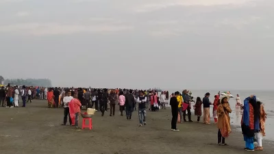 পর্যটকদের পদচারণায় মুখরিত কুয়াকাটা | ছবি: সংগৃহীত