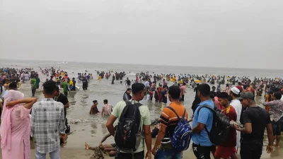 কক্সবাজার সমুদ্র সৈকতে পর্যটকদের ভিড় | ছবি: ইত্তেফাক 