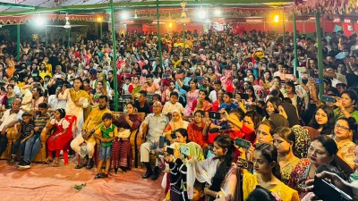 বৈশাখী উৎসবে দর্শনার্থীদের একাংশ। ছবি: ইত্তেফাক