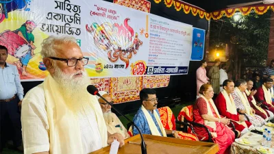 বৈশাখী উৎসবে সভাপতির বক্তব্য রাখছেন সাহিত্য একাডেমির সভাপতি কবি জয়দুল হোসেন। ছবি: ইত্তেফাক