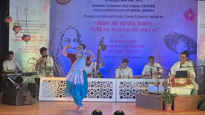 সংগীত-নৃত্য পরিবেশন করছেন শিল্পী ড. অনন্ত গুপ্ত এবং তাঁর সহশিল্পীরা। ছবি: ইত্তেফাক