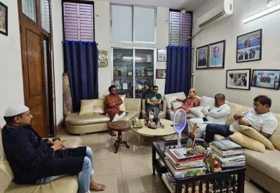 পলকের ঢাকার বাসায় বৈঠক