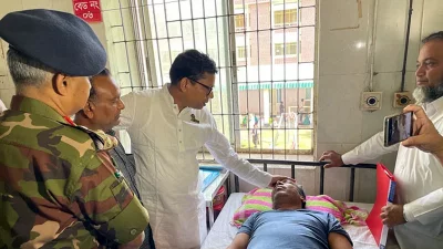 রাজশাহী মেডিকেল কলেজ হাসপাতালে অসুস্থ দেলোয়ার হোসেনকে দেখতে আসেন তথ্য ও যোগাযোগপ্রযুক্তি প্রতিমন্ত্রী জুনাইদ আহ্&zwnj;মেদ। আজ সকালে তোলা | ছবি: সংগৃহীত