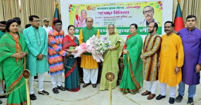 কৃষক লীগে কেন্দ্রীয় কমিটির সদস্যদের সঙ্গে শুভেচ্ছা বিনিময় করেন শেখ হাসিনা। ছবি: ফোকাস বাংলা