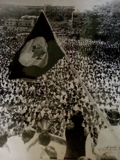 প্রথমবার জাতীয় পতাকা উত্তোলনের আরও একটি ছবি। 