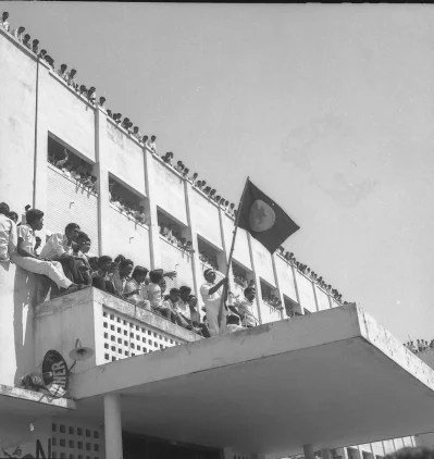 শিব নারায়ণের নকশা করা জাতীয় পতাকা ঢাকা বিশ্ববিদ্যালয়ে প্রথমবার উড়াচ্ছেন আ স ম আবদুর রব।