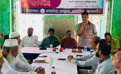 বক্তব্য দিচ্ছেন কাঠালিয়া থানার ওসি মো. নাসির উদ্দিন সরকার। ছবি: ইত্তেফাক