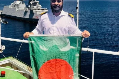 লাল-সবুজের পতাকা হাতে এমভি আবদুল্লাহ জাহাজের প্রধান কর্মকর্তা আতিক উল্লাহ খান | ফাইল ছবি 