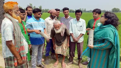 কৃষকদের এডব্লিউডি প্রযুক্তি সম্পর্কে ধারণা দিচ্ছেন কৃষি কর্মকর্তা। ছবি: ইত্তেফাক