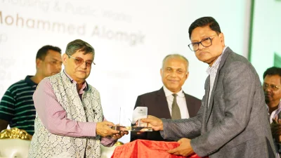 গণপূর্তমন্ত্রীর হাতে স্মারক তুলে দিচ্ছেন ম্যাক্স গ্রুপের চেয়ারম্যান। ছবি: ইত্তেফাক