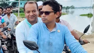 মোটরসাইকেলে প্রতিমন্ত্রী জুনাইদ আহমেদ পলকের পেছনে বসে আছেন শ্যালক লুৎফুল হাবীব রুবেল। ছবি: সংগৃহীত