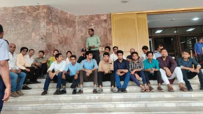 বাংলাদেশ ব্যাংকের বাইরে সাংবাদিকদের অবস্থান। ছবি: সংগৃহীত