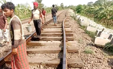 পানি ঢালা হচ্ছে বেঁকে যাচ্ছে রেলের পাতে