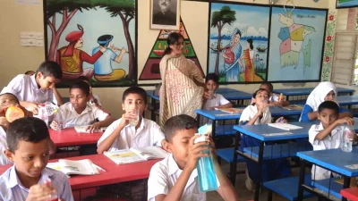 কুমিল্লার সদর দক্ষিণের বিভিন্ন স্কুলে &lsquo;ওয়াটার আওয়ার&rsquo; মেনে পাঠদান