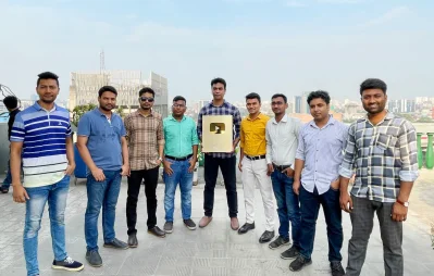 &lsquo;গোল্ডেন প্লে&rsquo; বাটন হাতে ইত্তেফাক মাল্টিমিডিয়া টিম, ছবি: ইত্তেফাক