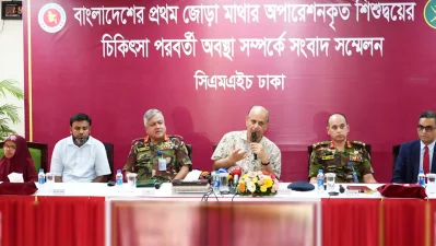 সংবাদ সম্মেলনে বক্তব্য দিচ্ছেন স্বাস্থ্যমন্ত্রী