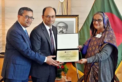 কমিউনিটি ক্লিনিকের জন্য প্রধানমন্ত্রীকে ব্রাউন ইউনিভার্সিটির সম্মাননা হস্তান্তর করা হচ্ছে। 
