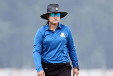 গত ২৫ এপ্রিল ঢাকা প্রিমিয়ার লিগে (ডিপিএল) মোহামেডান ও প্রাইম ব্যাংকের ম্যাচ পরিচালনার দায়িত্বে ছিলেন নারী আম্পায়ার সাথিরা জাকির।