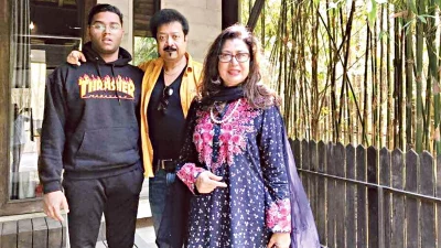 স্ত্রী নাঈমা সুলতানা ও সন্তান নিবিড়ের সাথে কুমার বিশ্বজিৎ | ছবি: সংগৃহীত 