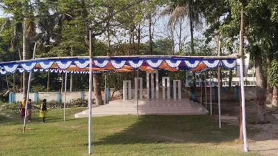 শহীদ মিনার চত্ত্বরে পুর্বনির্ধারিত মহান মে দিবসের কর্মসূচি বাতিল করেছে নর্থ বেঙ্গল সুগার মিল শ্রমিক ও কর্মচারী ইউনিয়ন, তাতে ফাঁকা পড়ে আছে মঞ্চ। ছবি: ইত্তেফাক&nbsp;