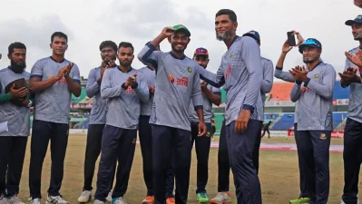 তানজিদ তামিমকে আন্তর্জাতিক টি-টোয়েন্টি ক্যাপটা পরিয়ে দেন অভিজ্ঞ ক্রিকেটার মাহমুদউল্লাহ রিয়াদ। 