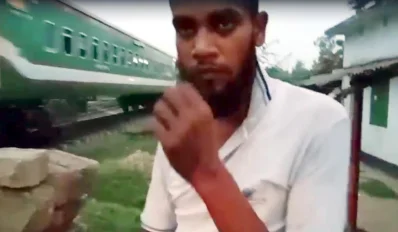 ঘুম ঘুম চোখে দৌড়ে আসেন গেটকিপার মো. রাহিদ রাহী। ছবি: ভিডিও থেকে