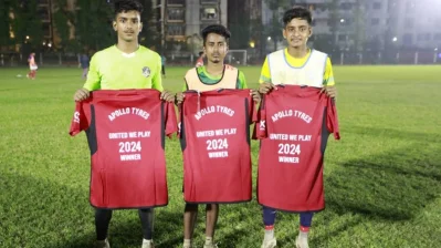 ম্যানচেস্টার ইউনাইটেড যাওয়ার &zwj;সুযোগ পাওয়া তিন কিশোর ফুটবলার।  