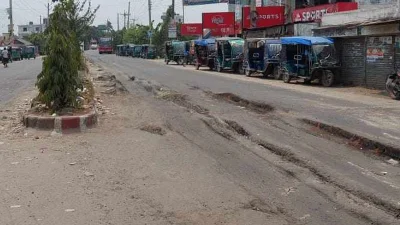 কুমারখালী বাসস্ট্যান্ড মোড়ে কুষ্টিয়া-রাজবাড়ি আঞ্চলিক মহাসড়কের জরাজীর্ণ দশা। ছবি: ইত্তেফাক&nbsp;