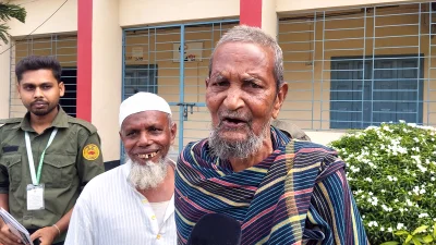 লাঠি ভর দিয়ে ভোটকেন্দ্রে শতবর্ষী এরফান আলী