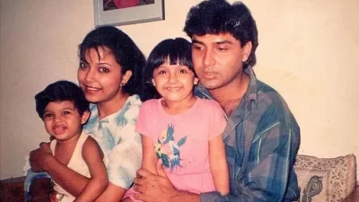 স্ত্রী পারভীন সুলতানা দিতি ও দুই সন্তানের সঙ্গে চিত্রনায়ক সোহেল চৌধুরী