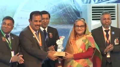 পুরস্কারের ক্রেস্ট তুলে দিচ্ছেন প্রধানমন্ত্রী