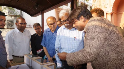প্রাপ্ত প্রত্ন সামগ্রীর বর্ণনা করছেন গবেষকদল। ছবি: ইত্তেফাক