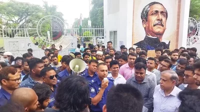 পুলিশ ও উপাচার্যের সমঝোতায় আন্দোলন তুলে নেন শিক্ষার্থীরা। ছবি: ইত্তেফাক