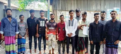 ইউপি চেয়ারম্যানের মারধরের শিকার তিন গ্রামের ভুক্তভোগীরা। ছবি: ইত্তেফাক
