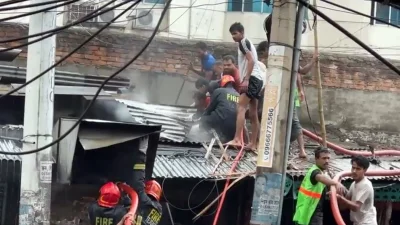 রাজধানীর কাওরানবাজারে লাগা আগুন নিয়ন্ত্রণে এসেছে। ছবি: ভিডিও থেকে নেওয়া