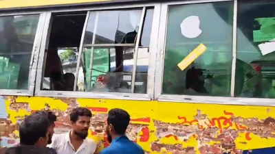 বিক্ষুব্ধ অটোরিকশা চালকরা বেশ কয়েকটি গাড়ি ভাঙচুর করেছে