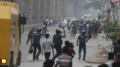 অটোরিকশা চালকদের সঙ্গে পুলিশের ধাওয়া পাল্টা ধাওয়া