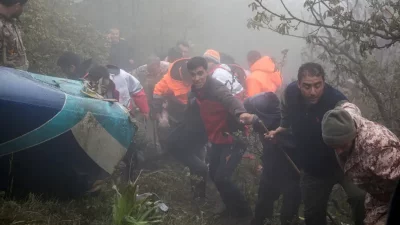 উদ্ধারকারী দল হেলিকপ্টারটির ধ্বংসাবশেষে উদ্ধার করছে। ছবি: আনাদোলুর নিউজ এজেন্সি