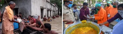 দুই প্রতিষ্ঠানের ত্রাণ বিলি - বাঁয়ে ভারত সেবাশ্রম সঙ্ঘের এক সন্ন্যাসী বন্যাত্রাণ বিলি করছেন, ডাইনে করোনার সময়ে খিচুরি খাওয়াচ্ছেন রামকৃষ্ণ মিশনের এক সন্ন্যাসী