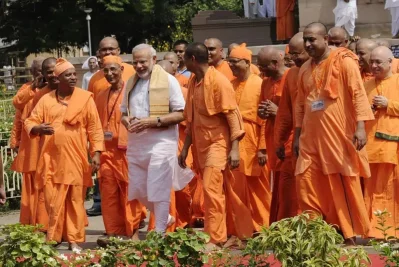 রামকৃষ্ণ মঠ ও মিশনের প্রধান কেন্দ্র বেলুড় মঠে প্রধানমন্ত্রী নরেন্দ্র মোদি। ছবি- বিবিসি