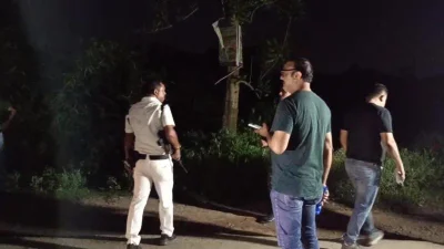 বৃহস্পতিবার রাতে কলকাতার একটি খালের ধারে দেহাংশের খোঁজে তদন্তকারীরা। 