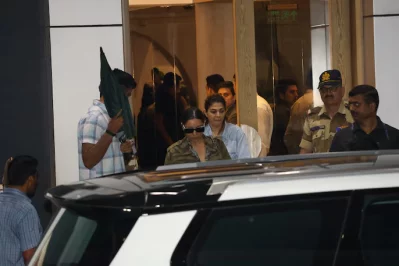 শাহরুখের সঙ্গেই মুম্বাই ফেরেন তার স্ত্রী গৌরী খান ও ম্যানেজার পূজা দাদলানি।