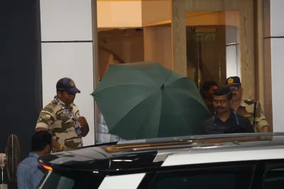 হাসপাতাল থেকে ছাতার আড়ালে গাড়িতে ওঠেন শাহরুখ খান। 