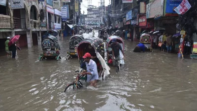 রেমালের প্রভাবে বৃষ্টিতে চট্টগ্রাম মহানগরীর সড়কে জলাবদ্ধতায় মানুষ দুর্ভোগে পরে। ছবি: ফোকাস বাংলা