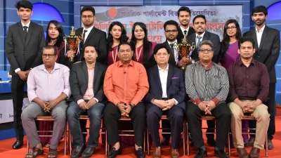 ছায়া সংসদ শেষে অতিথিদের সঙ্গে অংশগ্রহণকারীরা