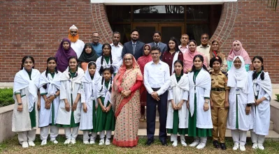 প্রতিযোগীদের সঙ্গে প্রধানমন্ত্রী শেখ হাসিনা। ছবি: পিএমও