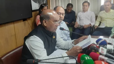 রেমালে ক্ষয়ক্ষতির তথ্য জানাচ্ছেন দুর্যোগ ব্যবস্থাপনা ও ত্রাণ প্রতিমন্ত্রী মো. মহিববুর রহমান।