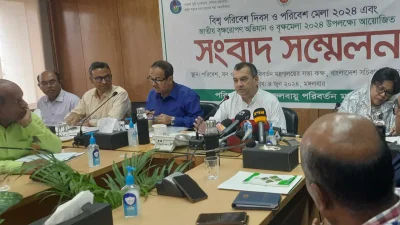 সংবাদ সম্মেলনে কথা বলছেন পরিবেশ, বন ও জলবায়ু পরিবর্তনমন্ত্রী সাবের হোসেন চৌধুরী।